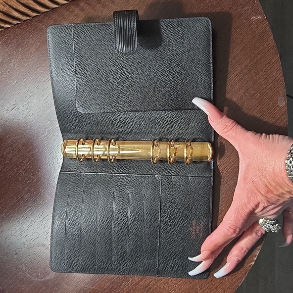Authentic Louis Vuitton Epi Agenda MM - Picture 7 of 16